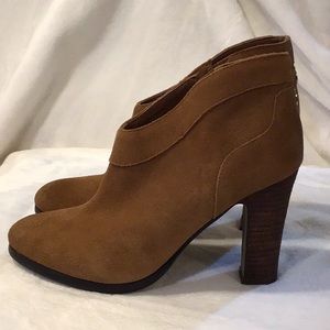 Size 7M Crown vintage brown suede booties